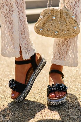 Čierne dámske sandále na platforme s ozdobami
